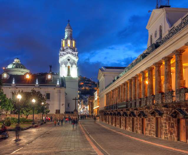 Plaza Grande del centro histórico de Quito de noche