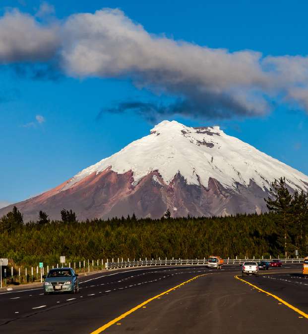Volcán Cotopaxi nevado visto desde la carretera
