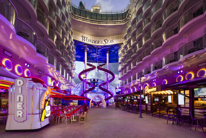 El Boardwalk del Wonder of the Seas iluminado de noche