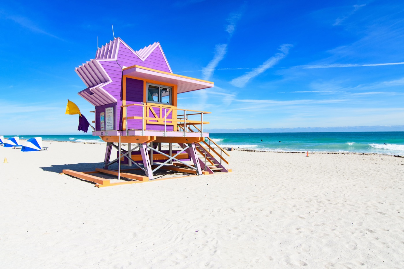 Torre de salvavidas de colores en Miami Beach