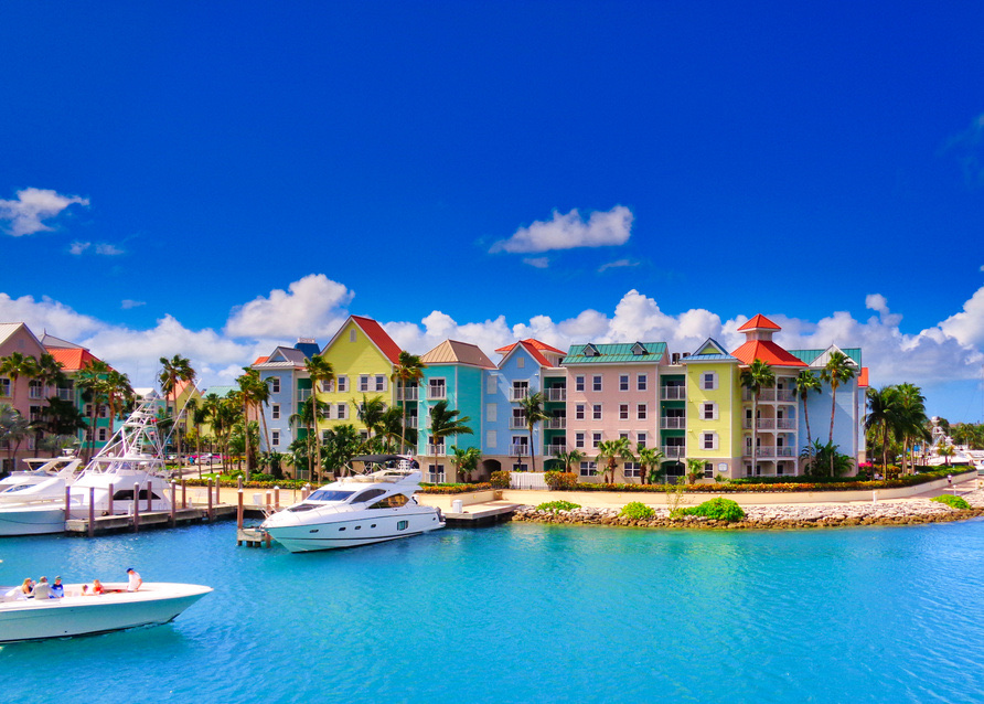 Marina y casas de colores en Nassau, Bahamas