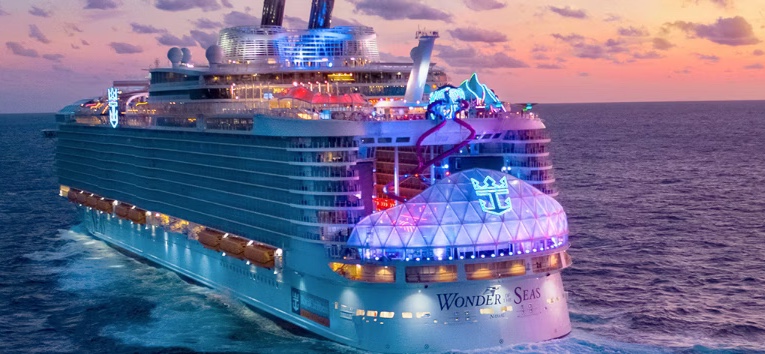 El crucero Wonder of the Seas navegando al atardecer
