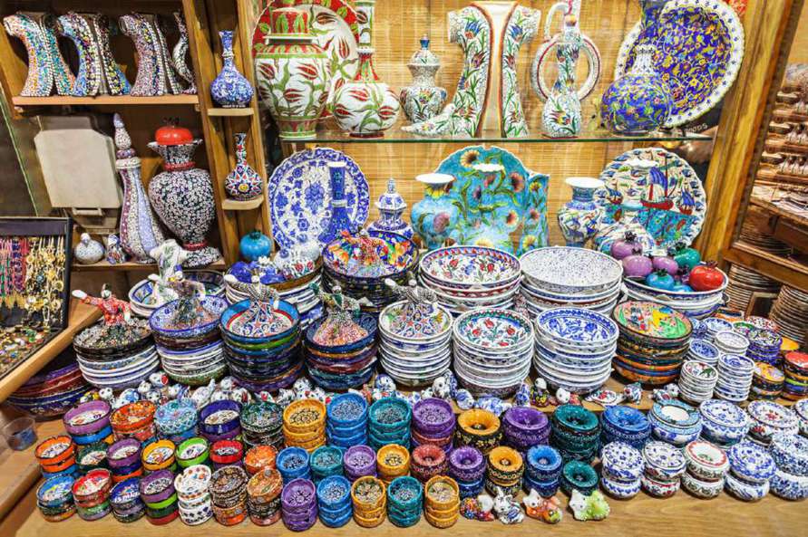 Cerámica turca pintada a mano en un bazar