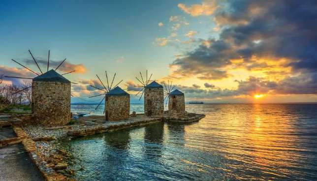 Molinos de piedra al atardecer en la isla de Chíos