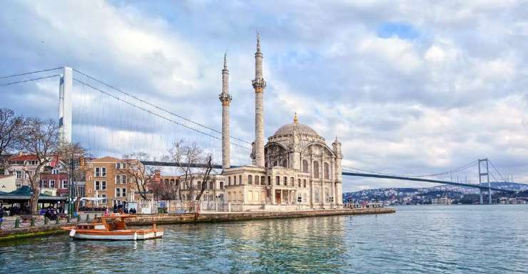 Mezquita de Ortaköy junto al puente del Bósforo en Estambul
