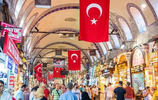 Pasillo del Gran Bazar de Estambul con banderas turcas